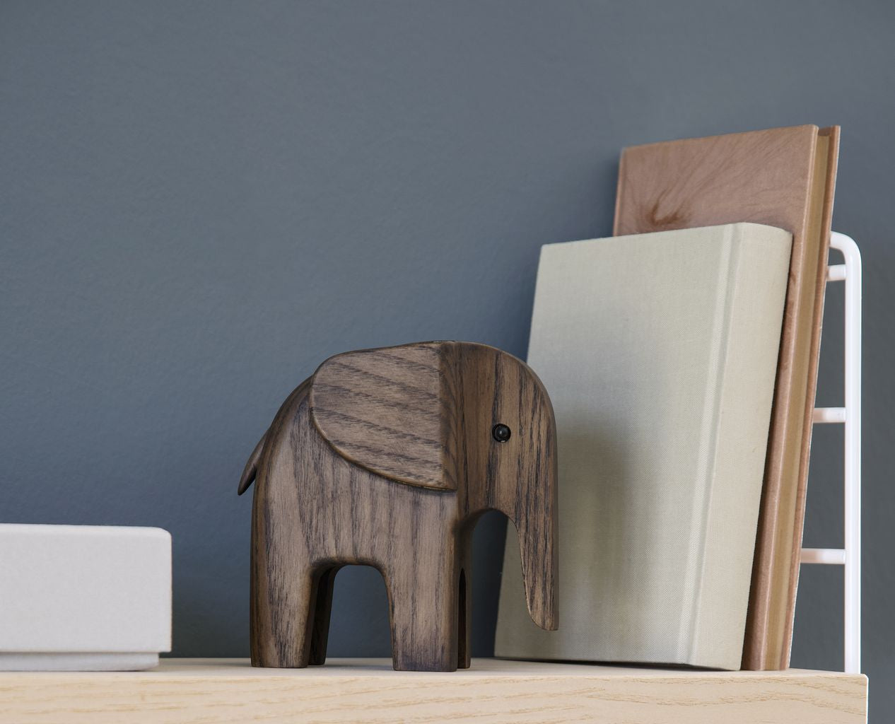 Novoform Design Elefant, rök -färgad askträd