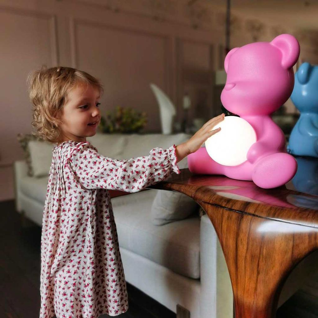 Qeeboo Teddy Girl Genopladelig LED Bordlampe, Lyserød