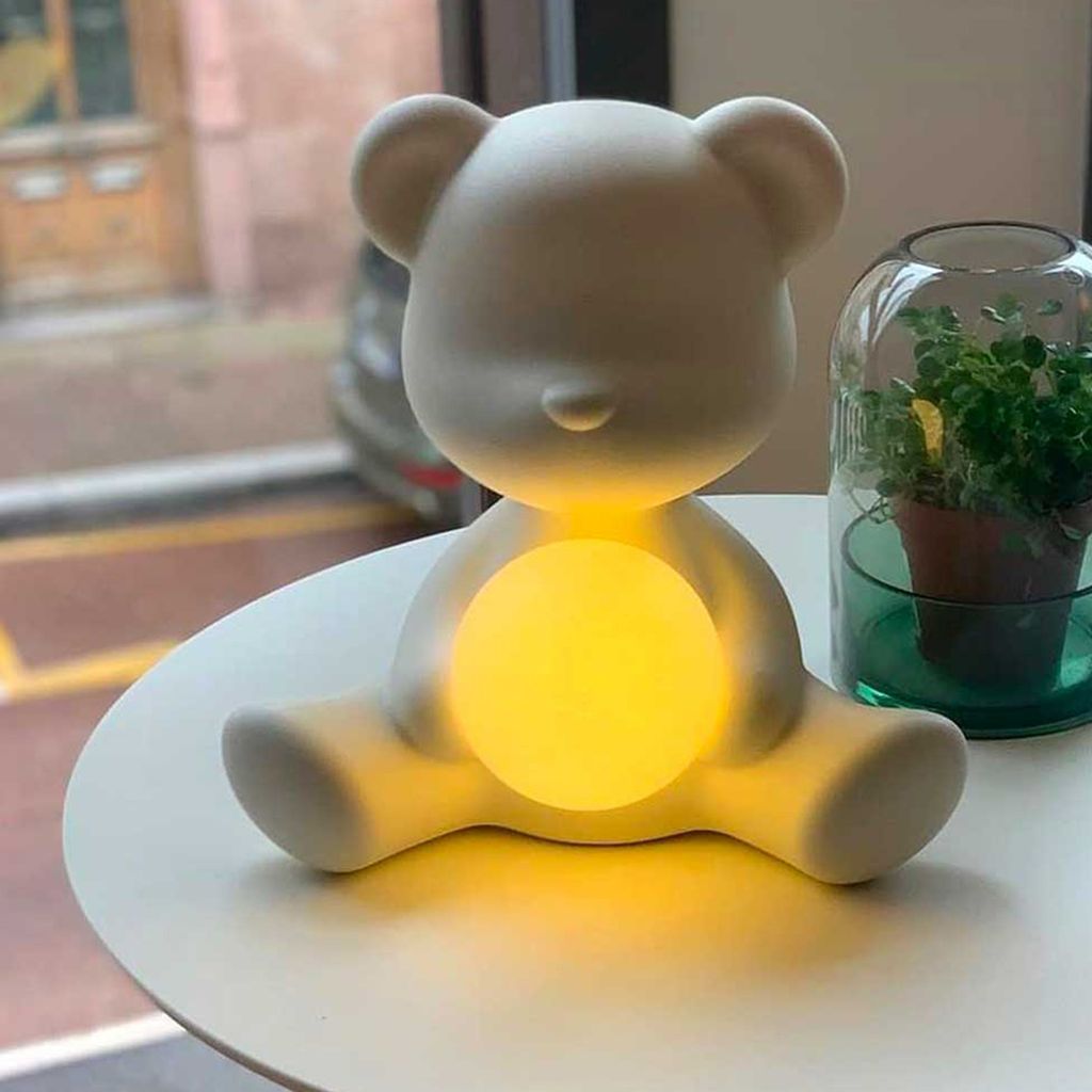 Qeeboo Teddy Girl Genopladelig LED Bordlampe, Lyserød