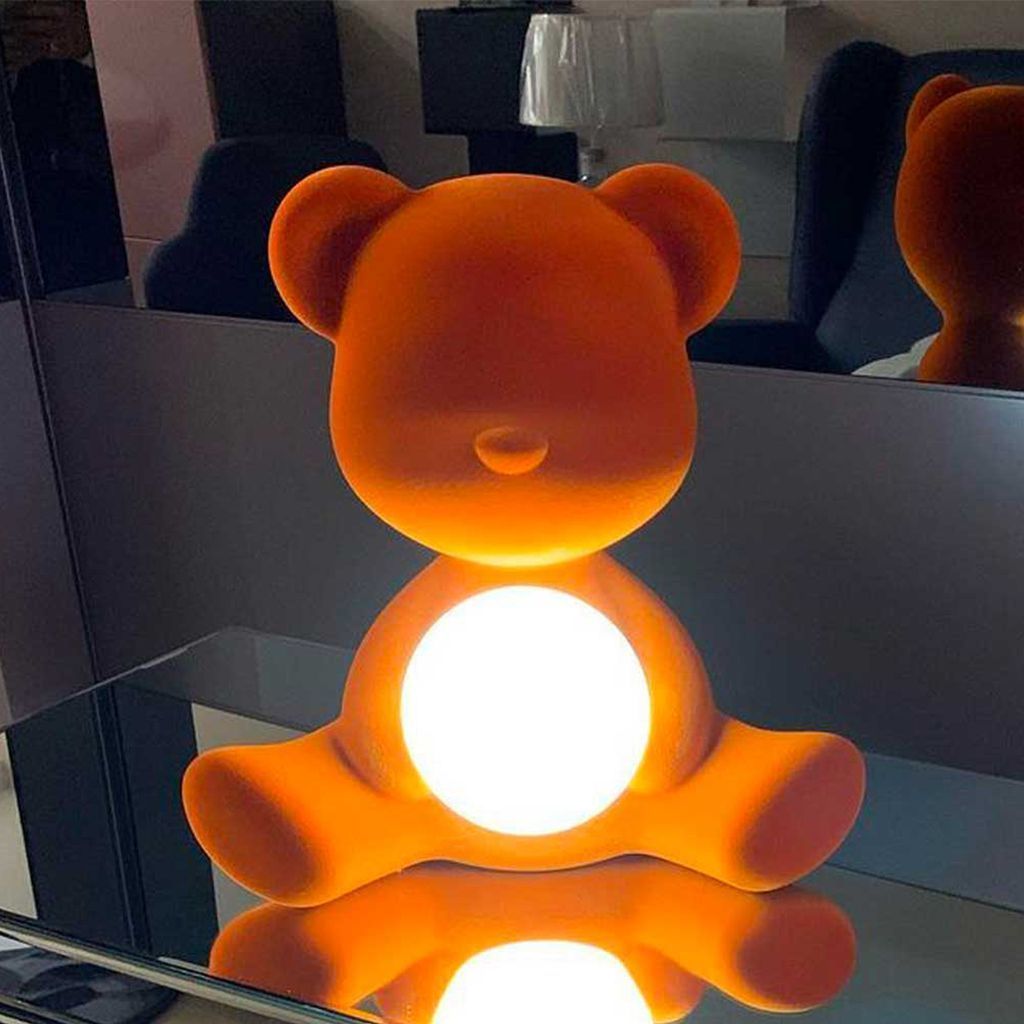 Qeeboo Teddy Girl Genopladelig LED Bordlampe Fløjl Finish, Mørkt Guld