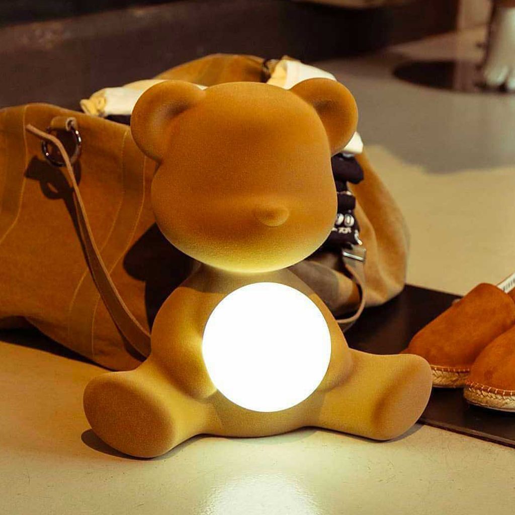 Qeeboo Teddy Girl laddningsbar LED -bordslampa Velvet Finish, Dark Gold