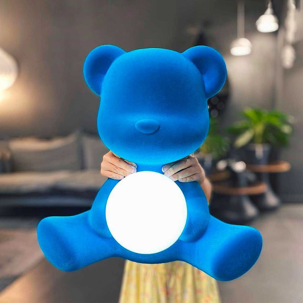 Qeeboo Teddy Girl laddningsbar LED -bordslampa Velvet finish, ljusblå