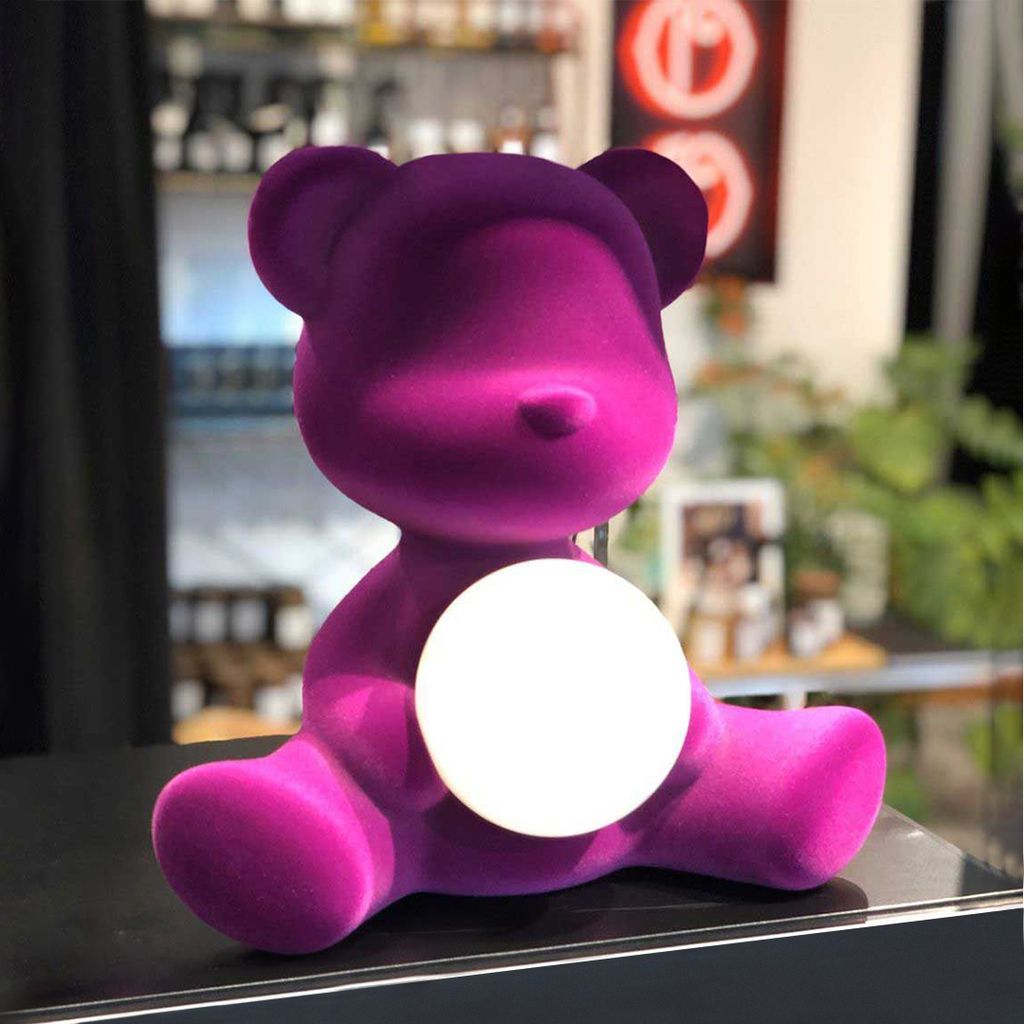 Qeeboo Teddy Girl laddningsbar LED -bordslampa Velvet Finish, Violet