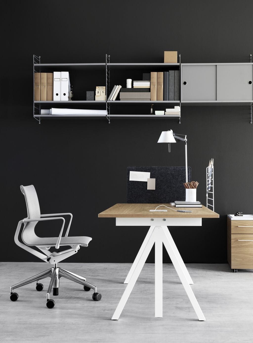 String Furniture Fungerar höjd justerbar skrivbord 78x120 cm, ljusgrå linoleum