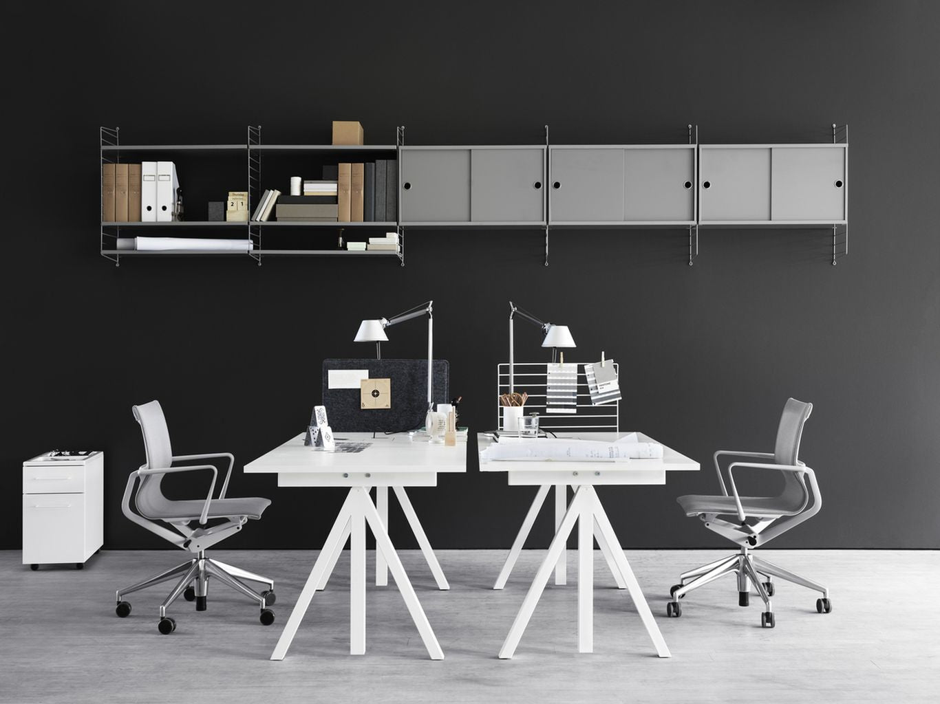 String Furniture Fungerar höjd justerbar skrivbord 78x140 cm, ljusgrå linoleum