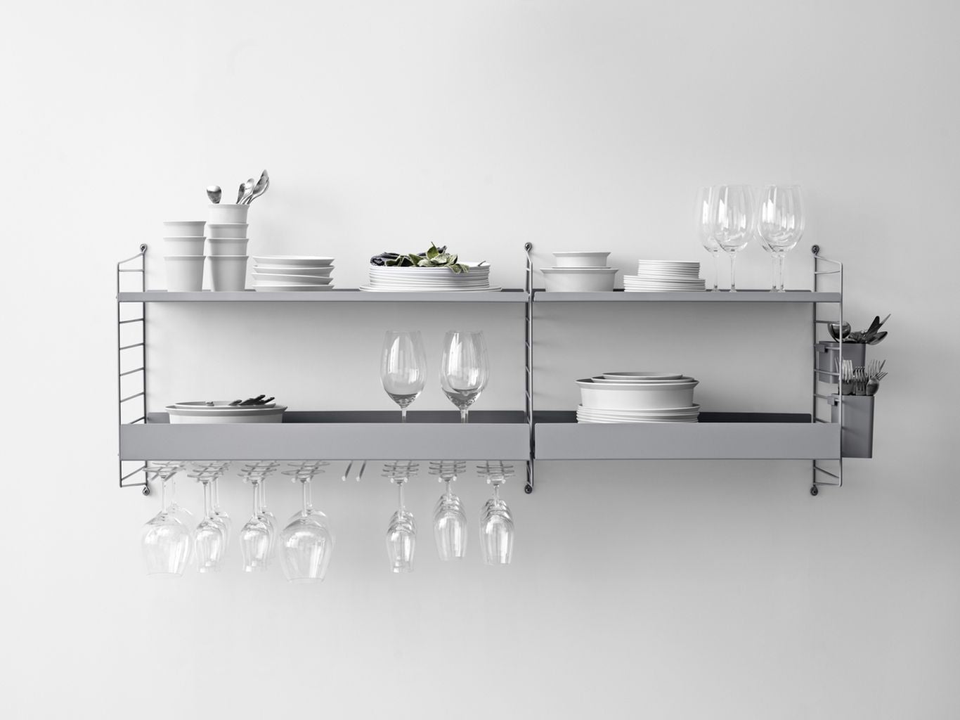 String Furniture Strängsystemets metallhylla med högkant 30x78 cm, grå