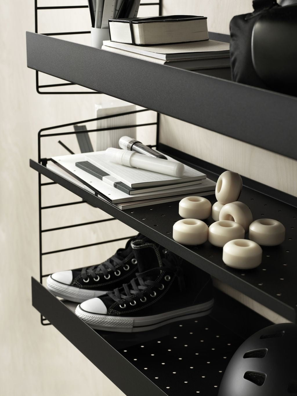 String Furniture Strängsystemets metallhylla med högkant 30x78 cm, svart