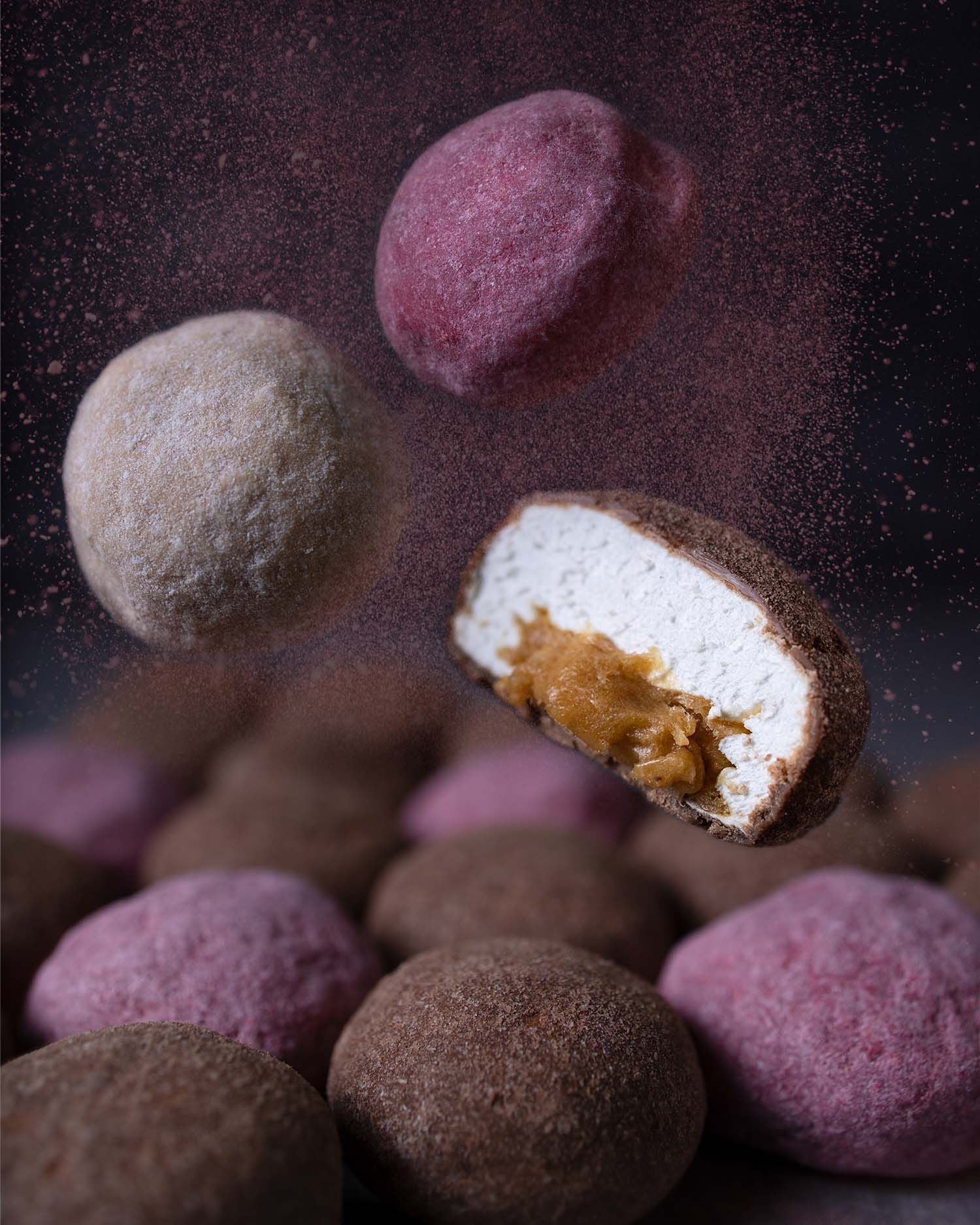 The Mallows Marshmallows med karamellfyllning och choklad - rubinchoklad, 90 g