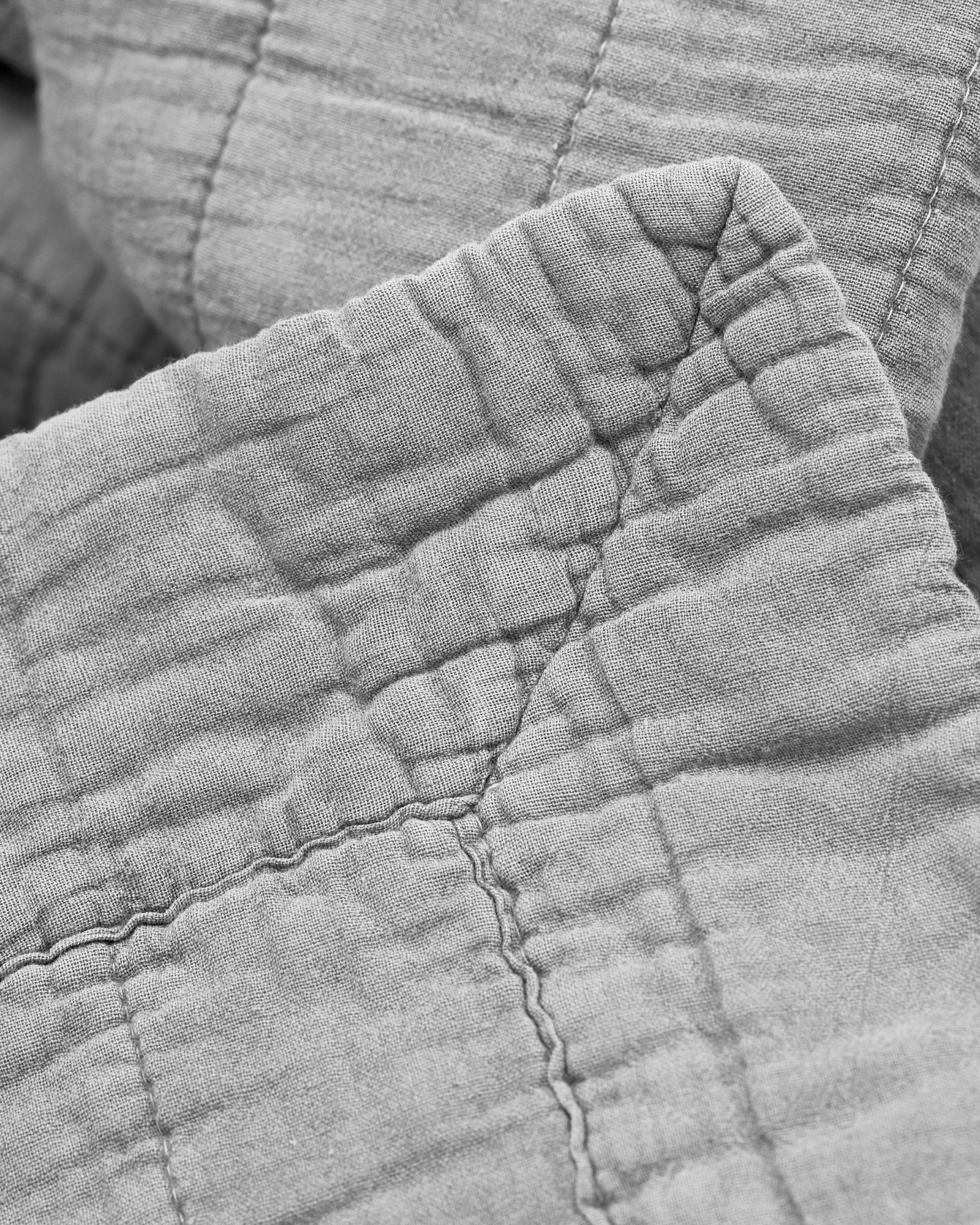 byNORD Magnhild quiltad sängöverdrag 280x160 cm, sten