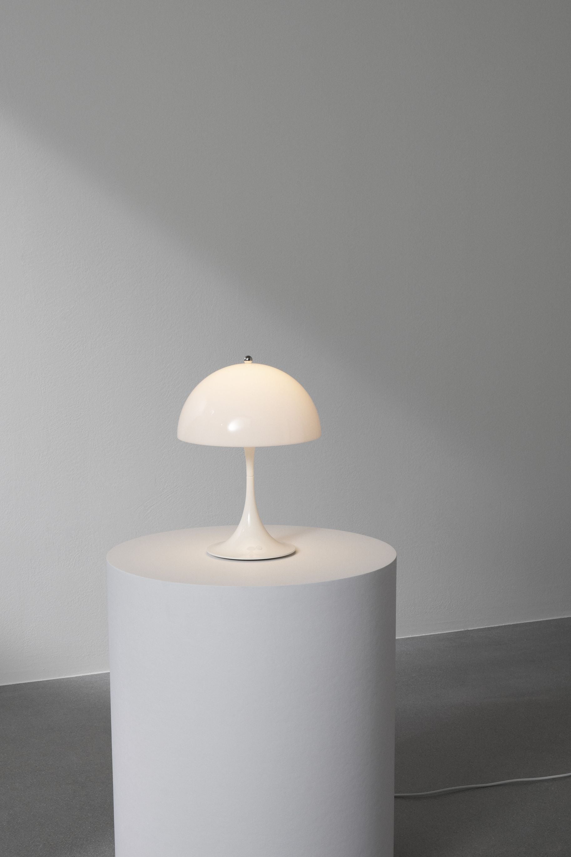 Louis Poulsen Panthella 250 bærbar bordlampe, opal akryl