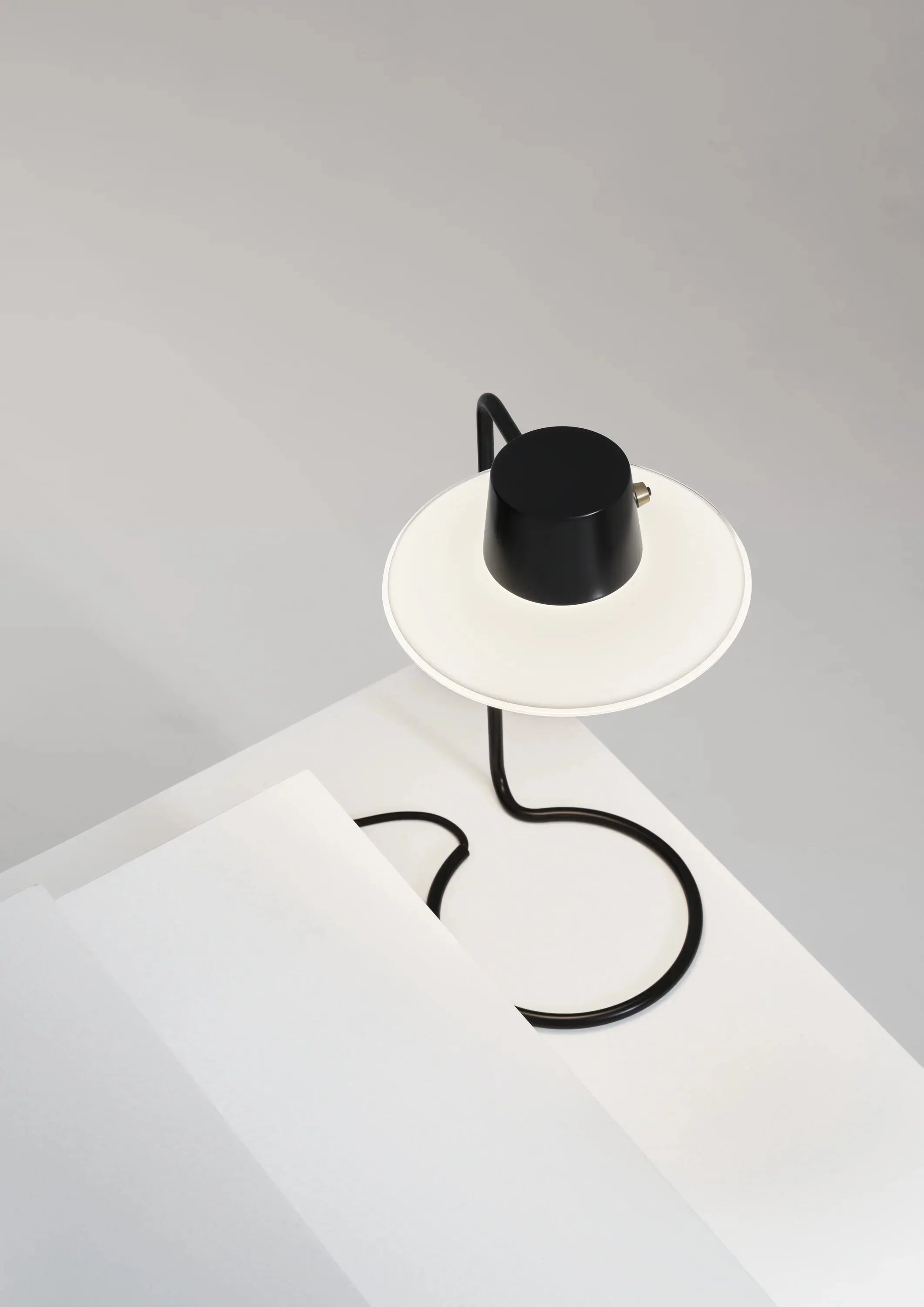 Louis Poulsen AJ Oxford bordslampa opalglas Ø 28 cm