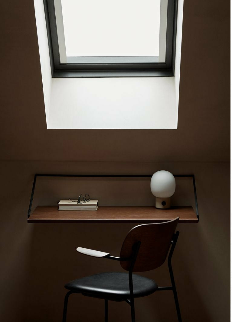 Audo Copenhagen Co matbord stol med armstöd mörk -färgad ek, svart