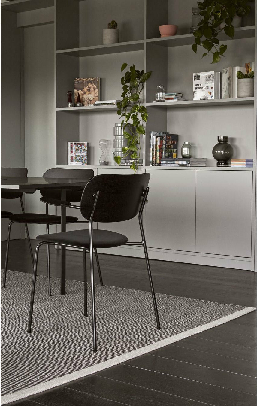 Audo Copenhagen Co matbord stol med armstöd mörk -färgad ek, svart