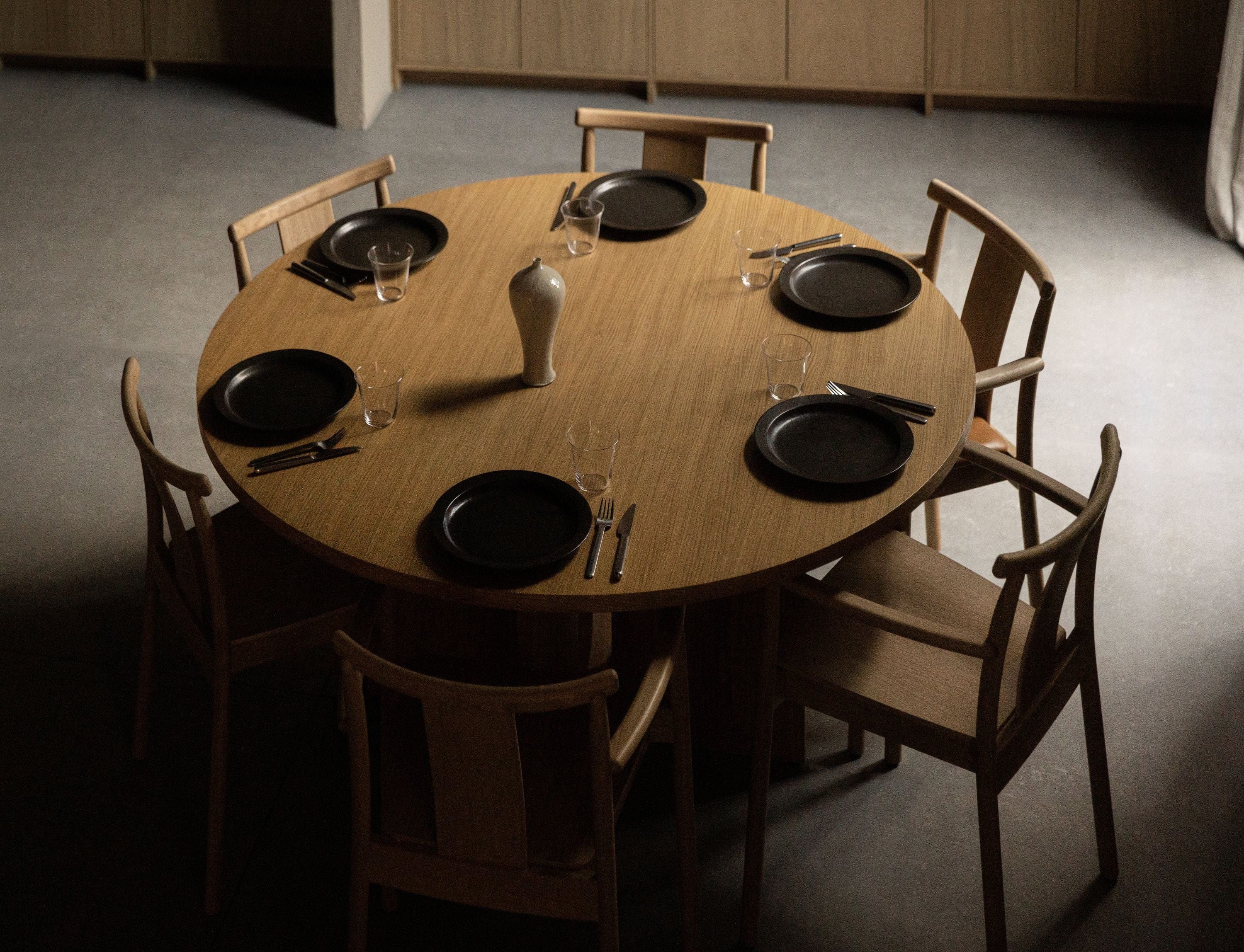 Audo Copenhagen Merkur matstol med armstöd svart målad ek vadderad säte, hallingdal grön