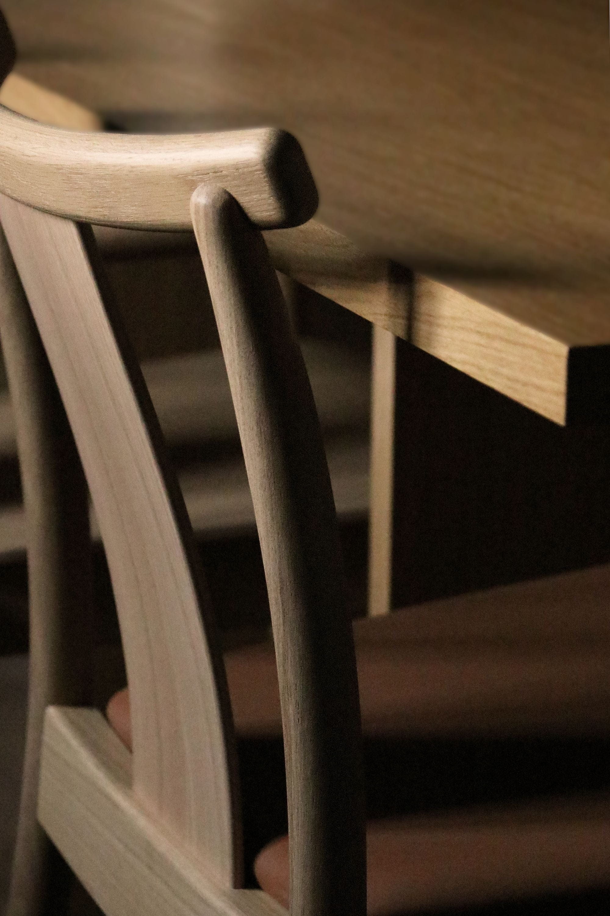 Audo Copenhagen Merkur matstol med armstöd svart målad ek vadderad säte, hallingdal grön